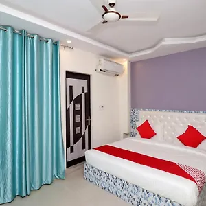 Oyo 25130 Royal Hotel New Delhi